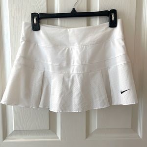 Nike women’s white skirt small tennis NWOT